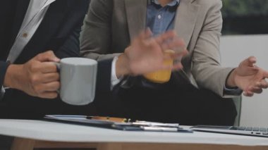 Genç adam elinde bir kupa çay tutuyor.