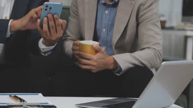 işadamı ile smartphone ofis