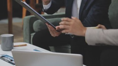 İş adamları ofiste toplanıyor.