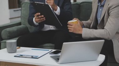 İş adamları modern ofiste toplanıyor.