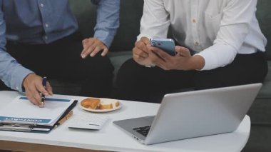 İş adamı ve gençler yeni bir planı tartışıyor. Takım çalışması ve işbirliği kavramı