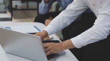 Kapat. İş ekibi yeni bir projeyi tartışıyor