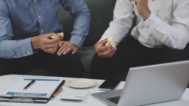 İş adamları ve işadamları iş yerinde bir projeyi tartışıyorlar