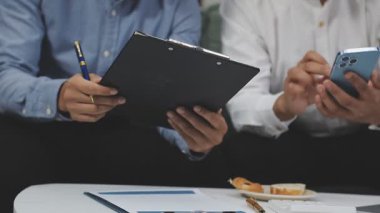 Tablet kullanarak iş adamları