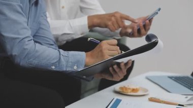 Ofiste Smartphone ve Laptop kullanan bir iş adamı