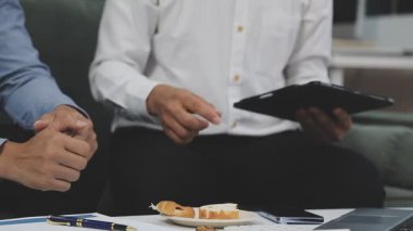 Tablet ve tablet tutan işadamı