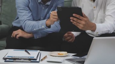 Ofiste fikirleri tartışmak iş adamları.