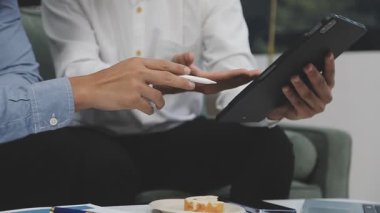 Dijital Tablet kullanan Genç İşadamı