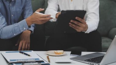 İş adamları mali tabloları tartışıyor..