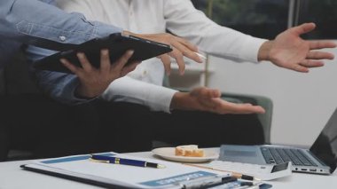 İş ekibi mali planı tartışıyor