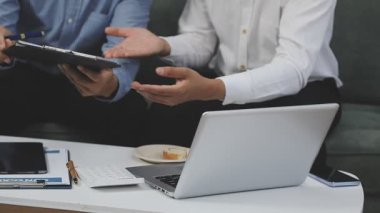 İş adamları modern ofiste toplanıyor.