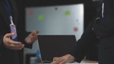 İş Adamları Tokalaşıyor