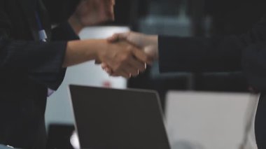 İş adamları el sıkışıyor, toplanıyor, çalışıyor, bitiriyor.