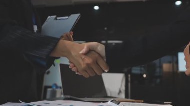 İş adamı ve iş kadını modern ofiste iş planını tartışıyor