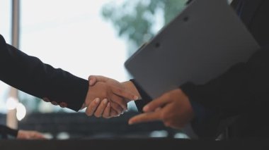 İmzadan sonra el sıkışma iş ortakları