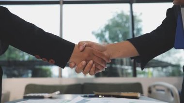 İş adamı ve kadın eller ofise. Kapatın.