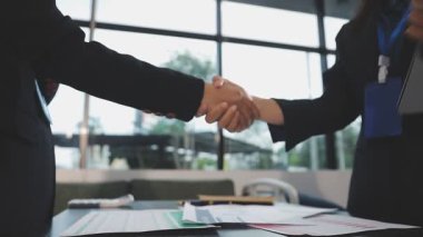 İş adamı partneriyle tokalaşıyor