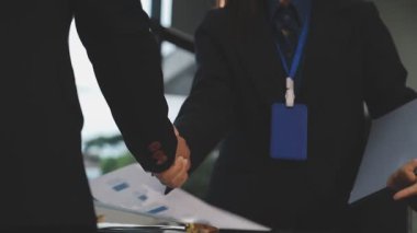 Modern ofiste görüştükten sonra iş adamları el sıkışıyor.