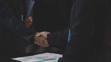 İş adamı iş arkadaşlarıyla el sıkışıyor.