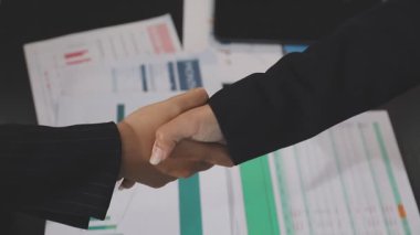 İş adamları ve işadamları el sıkışıyor.