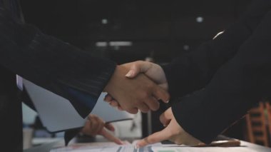 İş adamları ofis odasında iş konuşuyorlar..