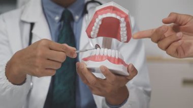 dişçi modelle çalışıyor