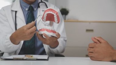 Diş ve hasta gösteren dişçi