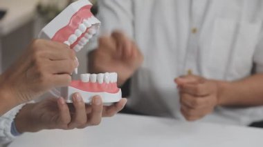 Yakın plan - beyaz diş modelli bir adamın eli..