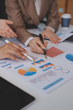 Muhasebe şirketi kazançlı nakit akışı için finansman ve vergilendirme planlaması, ofiste çalışan denetçi ve muhasebeci ekibi, mali verileri ve muhasebe kayıtlarını hesap makinesiyle analiz eder.