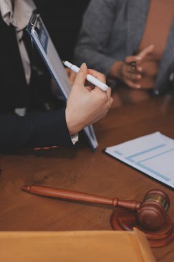 Yargıç Gavin ve Adalet Avukatları hukuk firmasının arka planında takım toplantısı yapıyorlar. Hukuk ve Hukuk Hizmetleri kavramları.