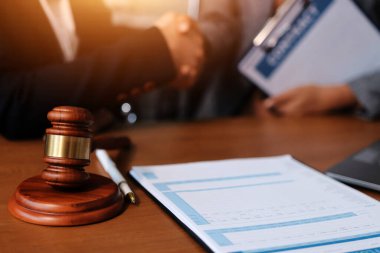 Yargıç Gavin ve Adalet Avukatları hukuk firmasının arka planında takım toplantısı yapıyorlar. Hukuk ve Hukuk Hizmetleri kavramları.