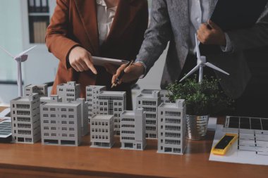 İş adamları arasında güneş pili paneli teknolojisi ve Güneş Enerjisi Çevre Kenti kavramındaki son gelişmeler üzerine tartışma.