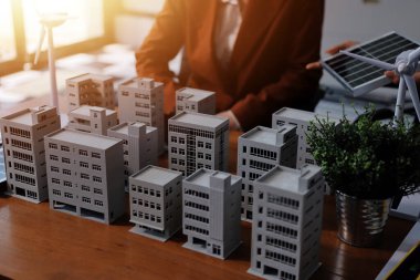 İş adamları arasında güneş pili paneli teknolojisi ve Güneş Enerjisi Çevre Kenti kavramındaki son gelişmeler üzerine tartışma.