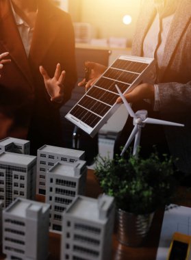 İş adamları arasında güneş pili paneli teknolojisi ve Güneş Enerjisi Çevre Kenti kavramındaki son gelişmeler üzerine tartışma.