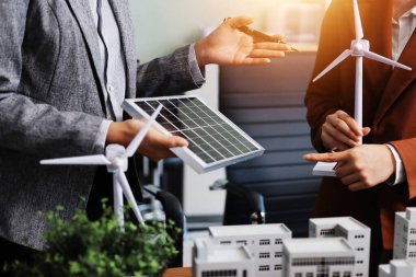 İş adamları arasında güneş pili paneli teknolojisi ve Güneş Enerjisi Çevre Kenti kavramındaki son gelişmeler üzerine tartışma.