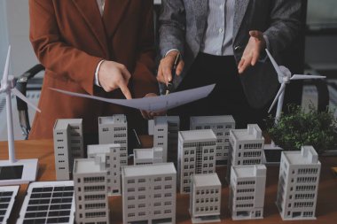 İş adamları arasında güneş pili paneli teknolojisi ve Güneş Enerjisi Çevre Kenti kavramındaki son gelişmeler üzerine tartışma.