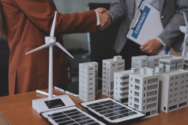 İş adamları arasında güneş pili paneli teknolojisi ve Güneş Enerjisi Çevre Kenti kavramındaki son gelişmeler üzerine tartışma.