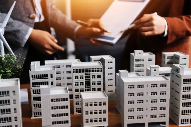 İş adamları arasında güneş pili paneli teknolojisi ve Güneş Enerjisi Çevre Kenti kavramındaki son gelişmeler üzerine tartışma.