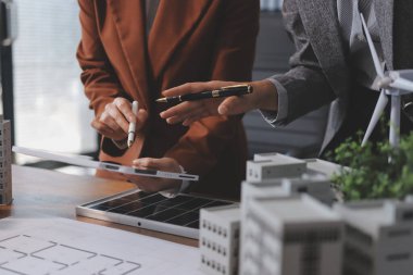 İş adamları arasında güneş pili paneli teknolojisi ve Güneş Enerjisi Çevre Kenti kavramındaki son gelişmeler üzerine tartışma.