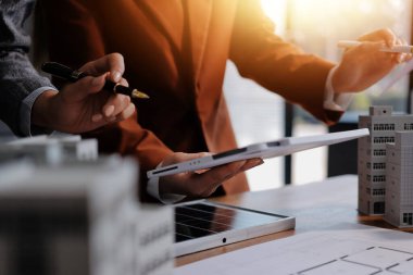 İş adamları arasında güneş pili paneli teknolojisi ve Güneş Enerjisi Çevre Kenti kavramındaki son gelişmeler üzerine tartışma.