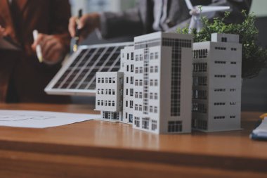 İş adamları arasında güneş pili paneli teknolojisi ve Güneş Enerjisi Çevre Kenti kavramındaki son gelişmeler üzerine tartışma.