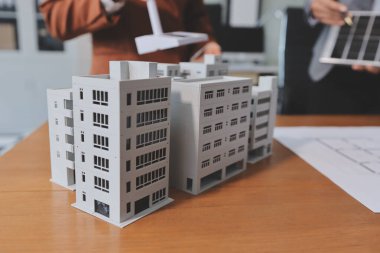 İş adamları arasında güneş pili paneli teknolojisi ve Güneş Enerjisi Çevre Kenti kavramındaki son gelişmeler üzerine tartışma.