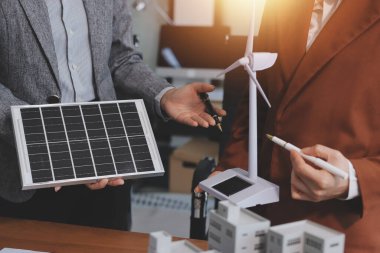 İş adamları arasında güneş pili paneli teknolojisi ve Güneş Enerjisi Çevre Kenti kavramındaki son gelişmeler üzerine tartışma.