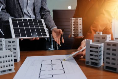 İş adamları arasında güneş pili paneli teknolojisi ve Güneş Enerjisi Çevre Kenti kavramındaki son gelişmeler üzerine tartışma.