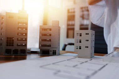 İş adamları arasında güneş pili paneli teknolojisi ve Güneş Enerjisi Çevre Kenti kavramındaki son gelişmeler üzerine tartışma.