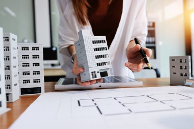 İş adamları arasında güneş pili paneli teknolojisi ve Güneş Enerjisi Çevre Kenti kavramındaki son gelişmeler üzerine tartışma.