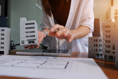 İş adamları arasında güneş pili paneli teknolojisi ve Güneş Enerjisi Çevre Kenti kavramındaki son gelişmeler üzerine tartışma.