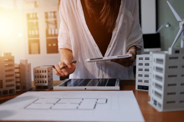 İş adamları arasında güneş pili paneli teknolojisi ve Güneş Enerjisi Çevre Kenti kavramındaki son gelişmeler üzerine tartışma.