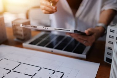 İş adamları arasında güneş pili paneli teknolojisi ve Güneş Enerjisi Çevre Kenti kavramındaki son gelişmeler üzerine tartışma.