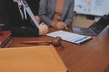 Yargıç Gavin ve Adalet Avukatları hukuk firmasının arka planında takım toplantısı yapıyorlar. Hukuk ve Hukuk Hizmetleri kavramları.